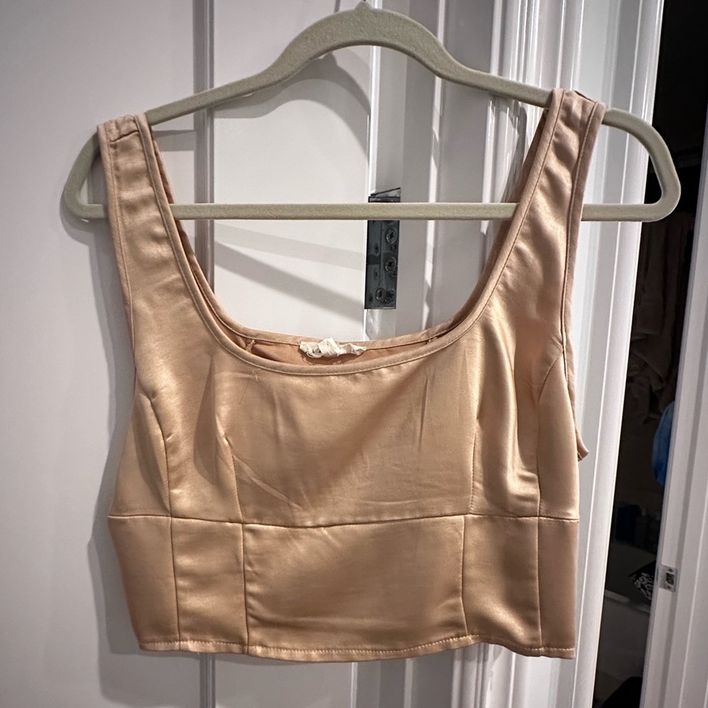 Cropped gold top